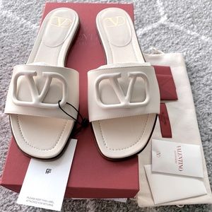 (SOLD) BNWT Valentino V Logo Slides
